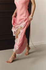 Комбине с разрезом и кружевом