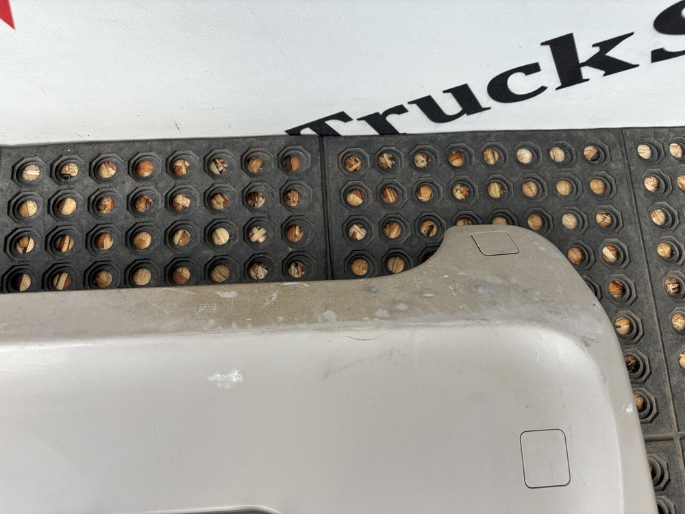 Облицовка (дефект) коробки хранения правая 2018г