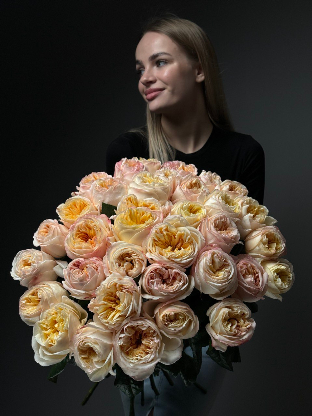 Букет из 35 персиковых пионовидных роз под ленту