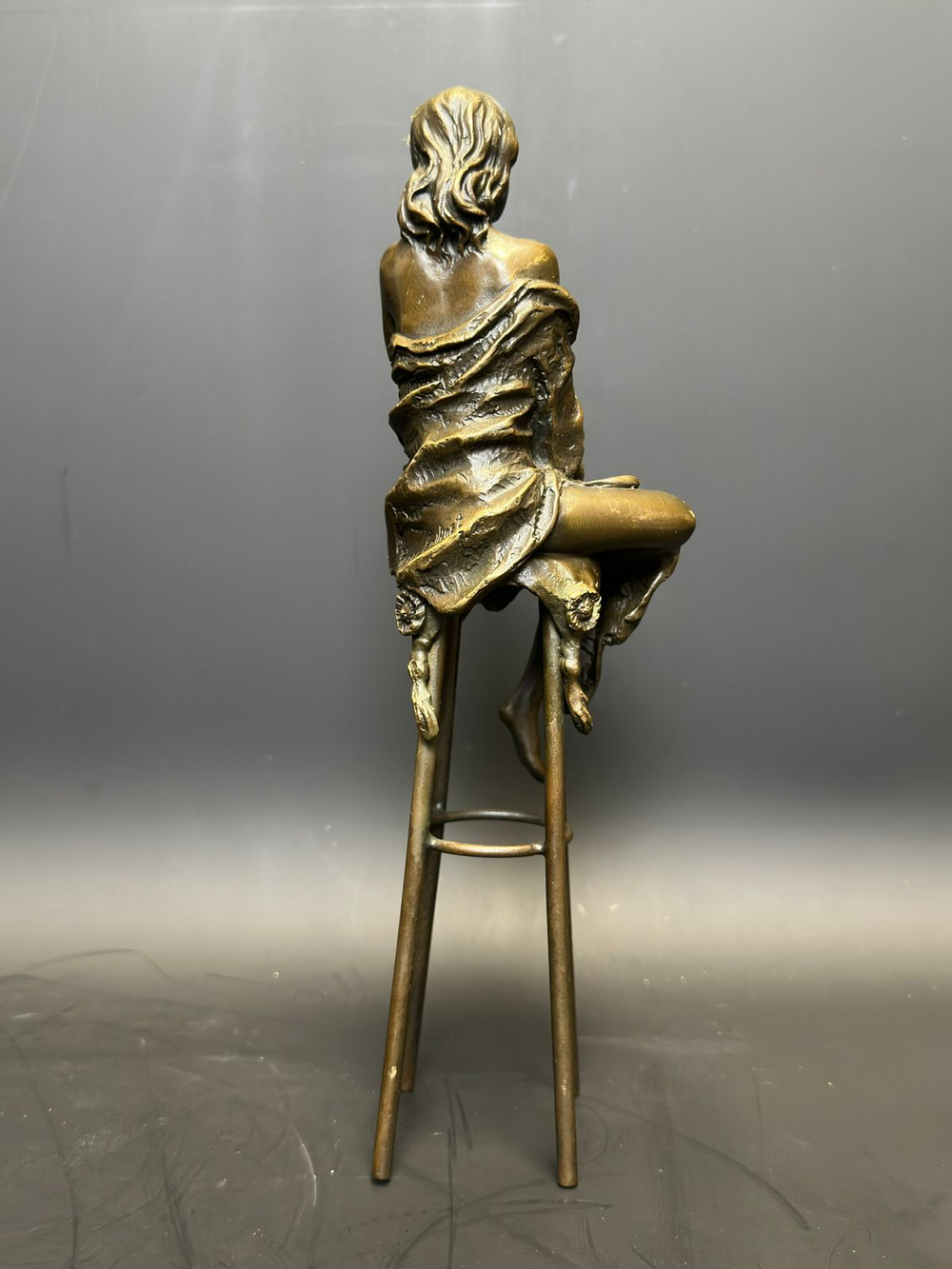 Бронзовая статуэтка «Девушка на стуле»