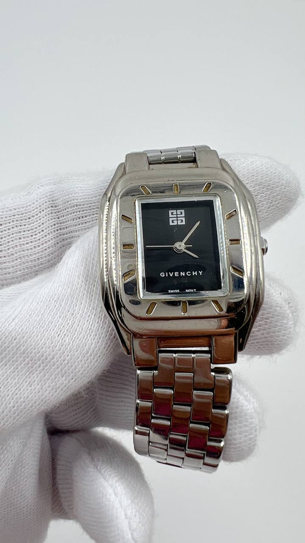 Часы Givenchy с чёрным циферблатом