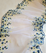 Вышивка на сетке синие и жёлтые цветы на белом К594