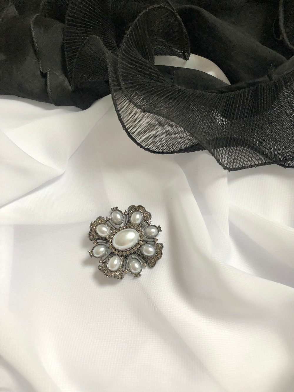 Брошь в винтажном стиле с кристаллами и серым жемчугом