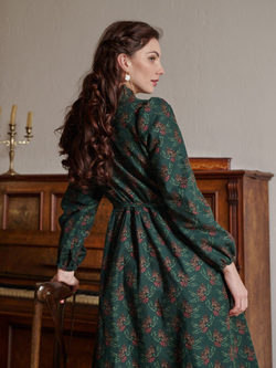 Платье с воротником стойкой