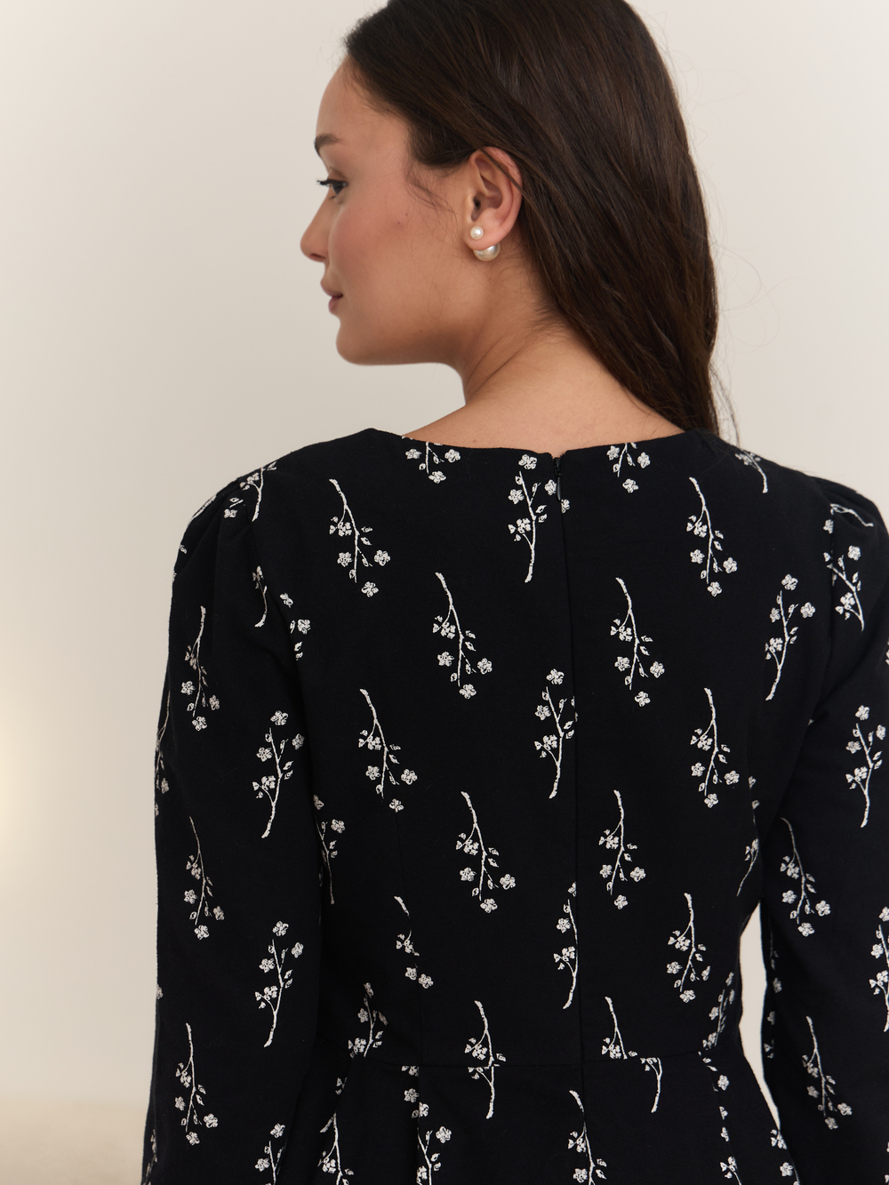 Платье с квадратным вырезом