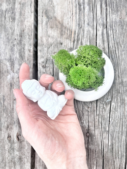 Статуэтка и подсвечник круглый