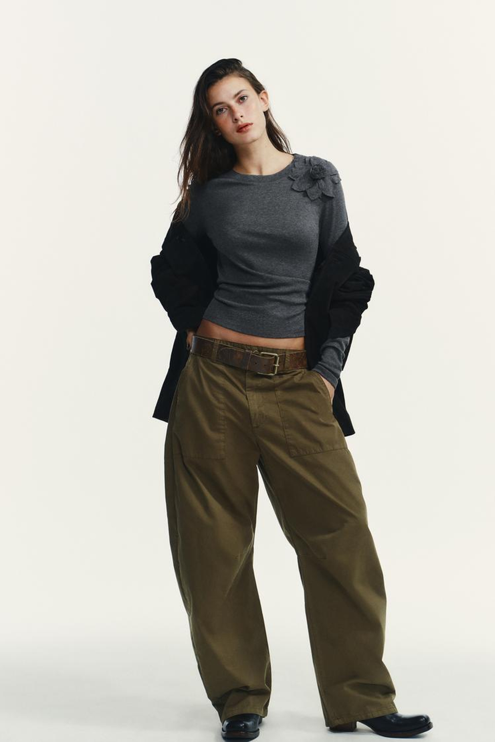 ZARA ФУТБОЛКА С ЦВЕТАМИ СПЕРЕДИ, ТЕМНО-СЕРЫЙ