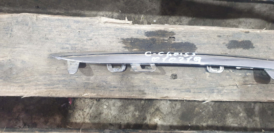 Молдинг решетки радиатора Mercedes C (W205) 14-18 Б/У Оригинал A2058880073