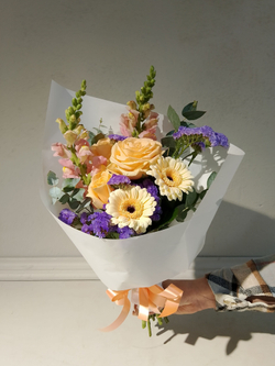 Летний солнечный букет с танацетумом и ароматными пионами Сара Бернард (С0034)