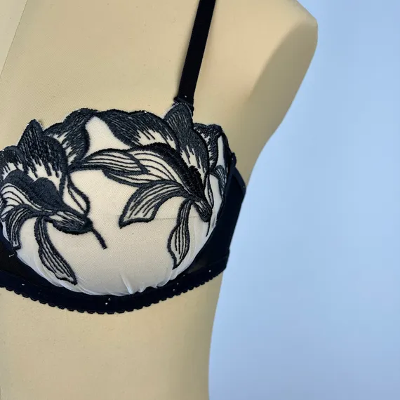 Вышивка на сетке молочная/черная 32 см