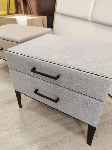 Прикроватная тумбочка Berli с двумя ящиками, серая ткань