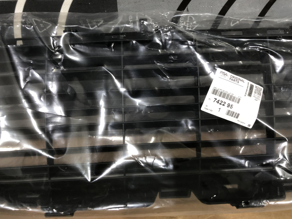 Решетка бампера Peugeot 3008 1 Новая Оригинал 742295