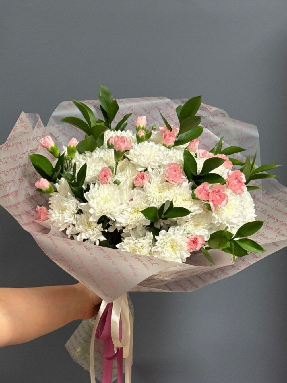 Букет из Хризантемы, Кустовых Диантусов, Рускуса