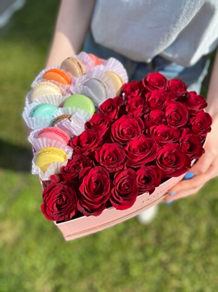 Подарочный набор Сердце с розами и макаронс