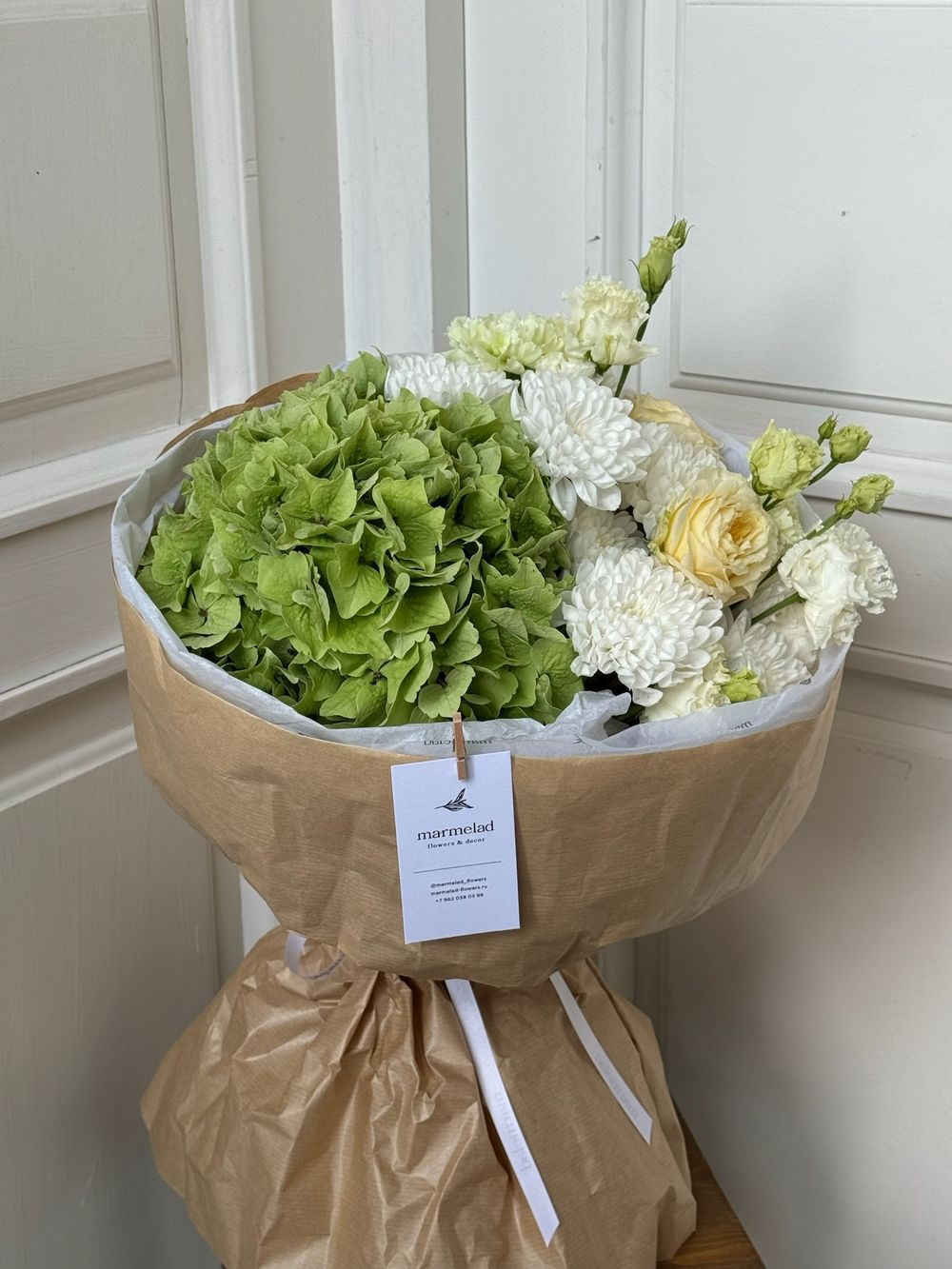 Букет сборный из гортензии, хризантемы, лизиантуса и кустовых пионовидных роз