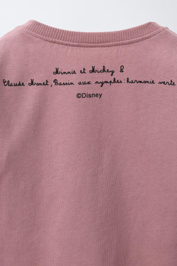 ZARA ФУТБОЛКА С ПРИНТОМ «МОНЕ. МИККИ И МИННИ МАУС» © DISNEY, ТЕМНАЯ МАЛЬВА