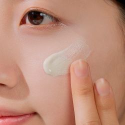 Ультралегкий солнцезащитный крем SKIN1004 Madagascar Centella Air-Fit Suncream Plus SPF50+ PA++++ 50 мл.