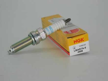 Свеча зажигания LMAR7A-9 NGK Япония