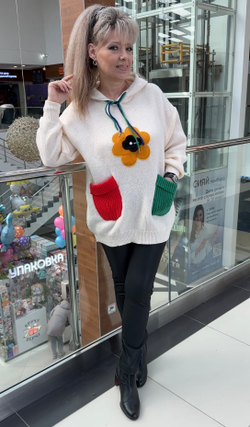 Светлый джемпер-худи с ярким принтом