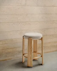 Барный табурет Granite из бежевой синели и массива ясеня с натуральной отделкой