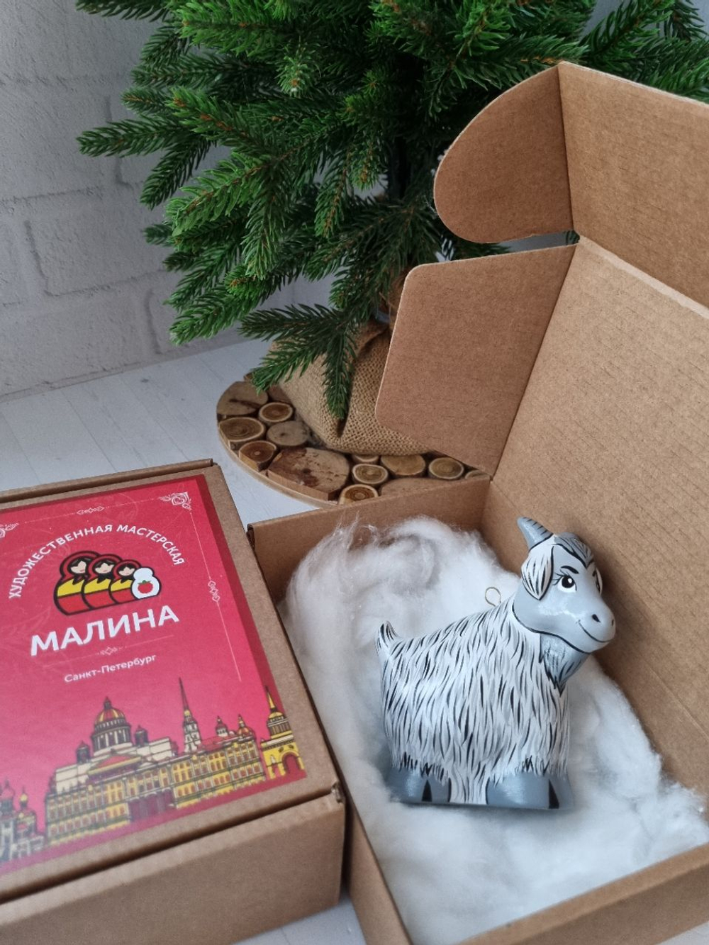 Фарфоровая игрушка козочка серая