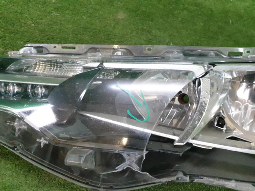 Битая Фара левая Toyota Corolla E160 15-19 галоген