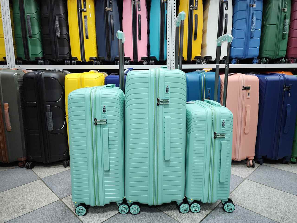 Чемодан Средний (М) полипропилен "Mironpan" съёмные колёса