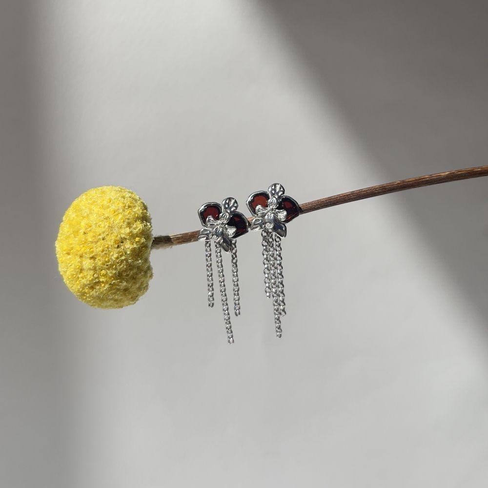 Пусеты Орхидея с цепочками с вишневым янтарем