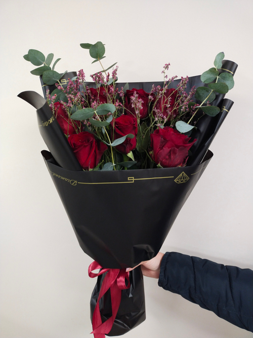 Букет бордовых роз с лимониумом