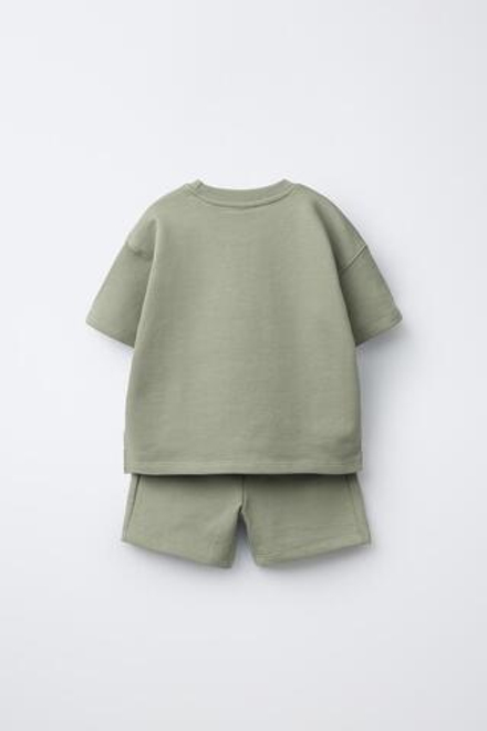 ZARA КОМПЛЕКТ ДЖОГГЕРЫ, ФУТБОЛКА И БЕРМУДЫ С НАШИВКОЙ, СВЕТЛО-ЗЕЛЕНЫЙ