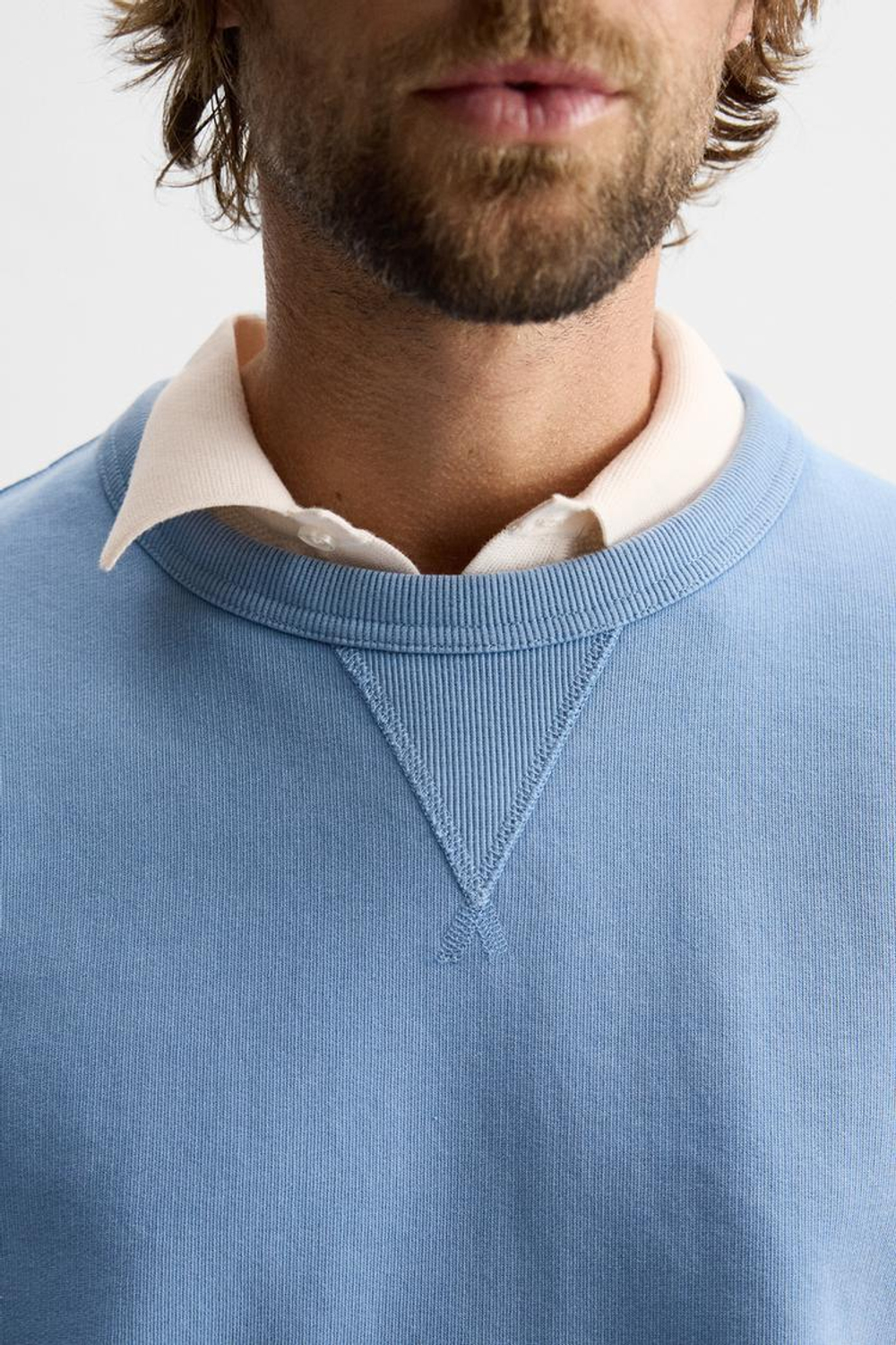 ZARA ТОЛСТОВКА С ЭФФЕКТОМ ПОТЕРТОСТИ С КРУГЛЫМ ВЫРЕЗОМ, ЛИНЯЛЫЙ СИНИЙ