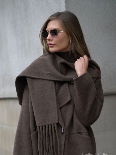 Коричневое удлиненное пальто с шарфом