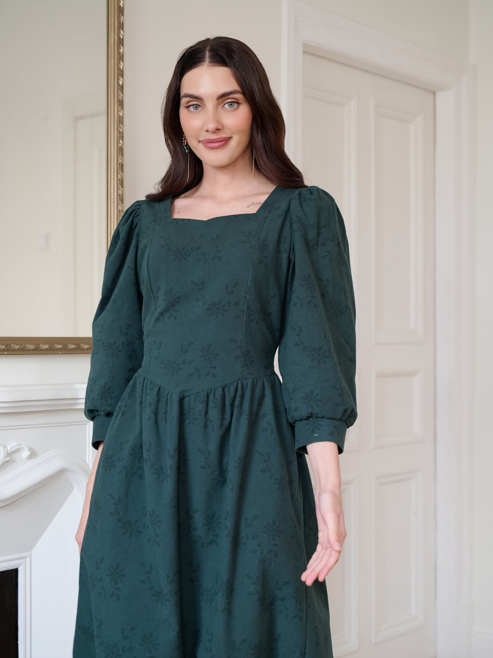 Платье с вырезом-сердечко