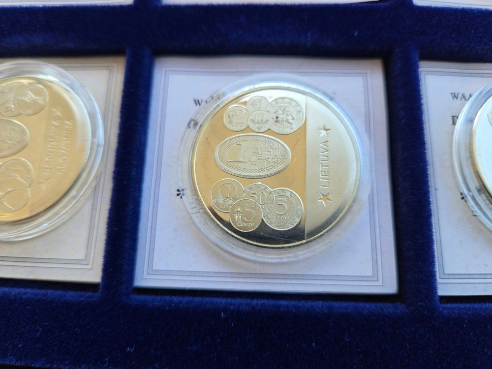 Europe. Exquisite Collection of 12 Euro-Themed Medals — A Numismatic Treasure in a Luxurious Display Case
