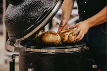 Керамический угольный гриль Monolith Two.55, 43 см, с ножками и столиками, чёрный