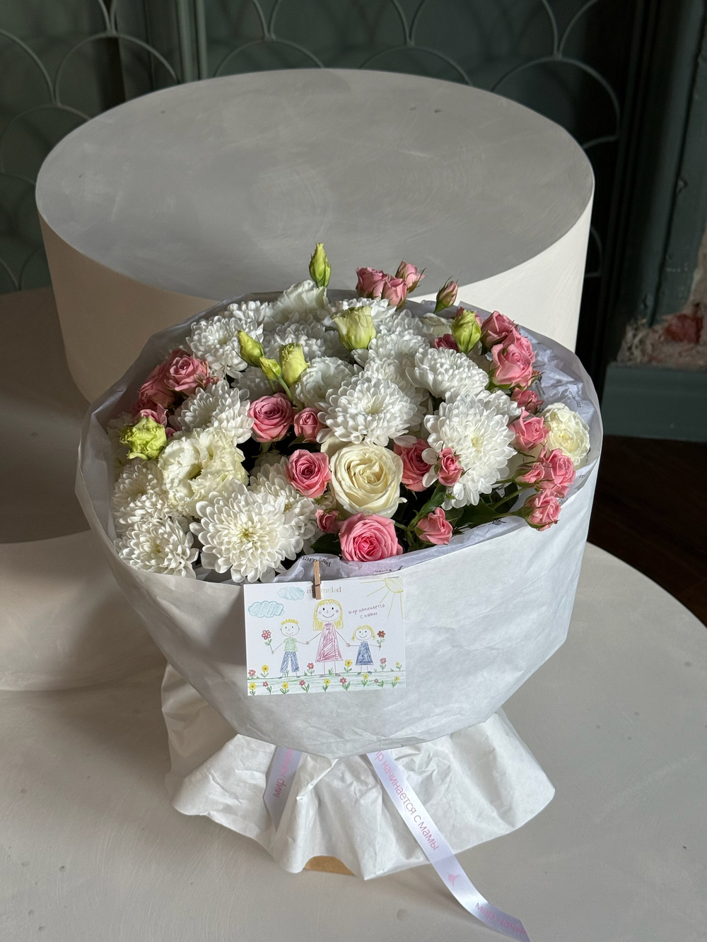 Букет из кустовой пионовидной розы, одноголовых роз, лизиантуса и хризантемы