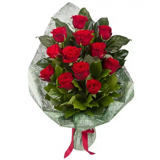 Траурный букет из 12 красных роз и зелени