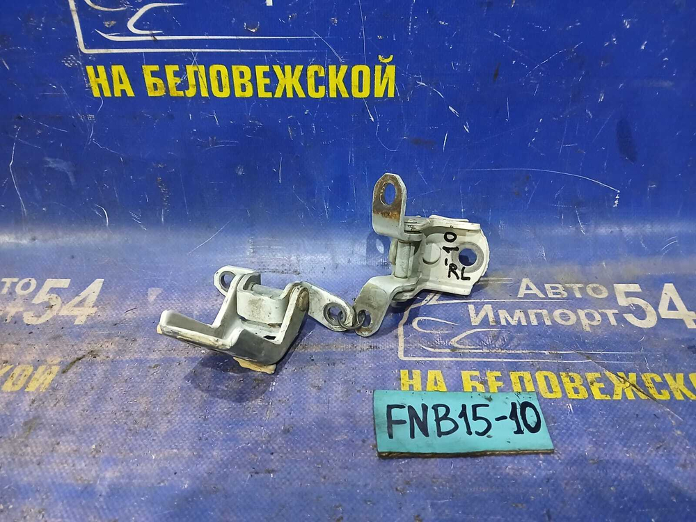 Петля двери задней левой NISSAN SUNNY 2000