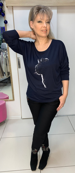 Темно-синий трикотажный блузон со стразовым принтом