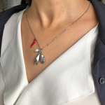 Тонкая серебряная цепь с подвесами: рука, барочный жемчуг, перчинка, Италия