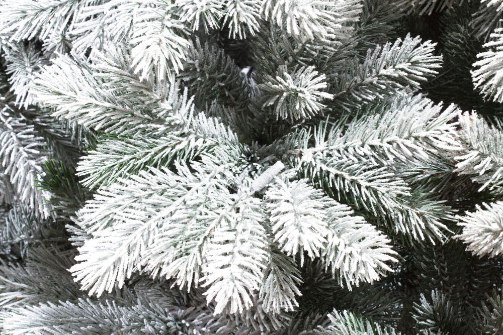 Заснеженная елка с гирляндой встроенной «Летиция» (Литая хвоя) 270 см / 2,7 м