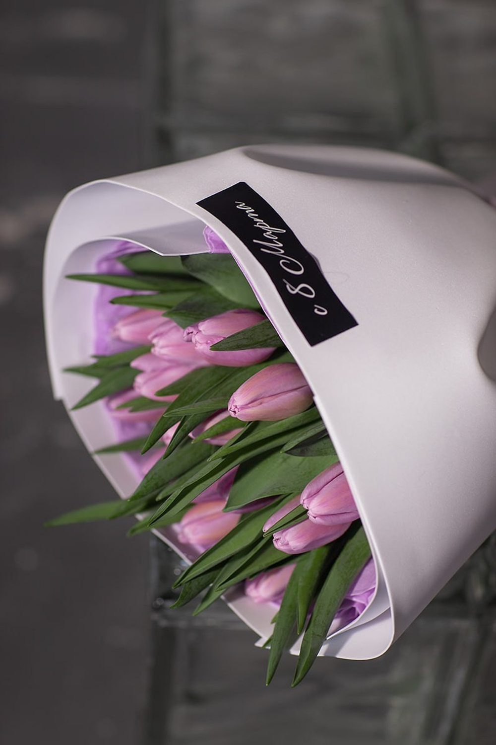 Сиреневые тюльпаны в авторском объемном оформлении от Флора Маркет