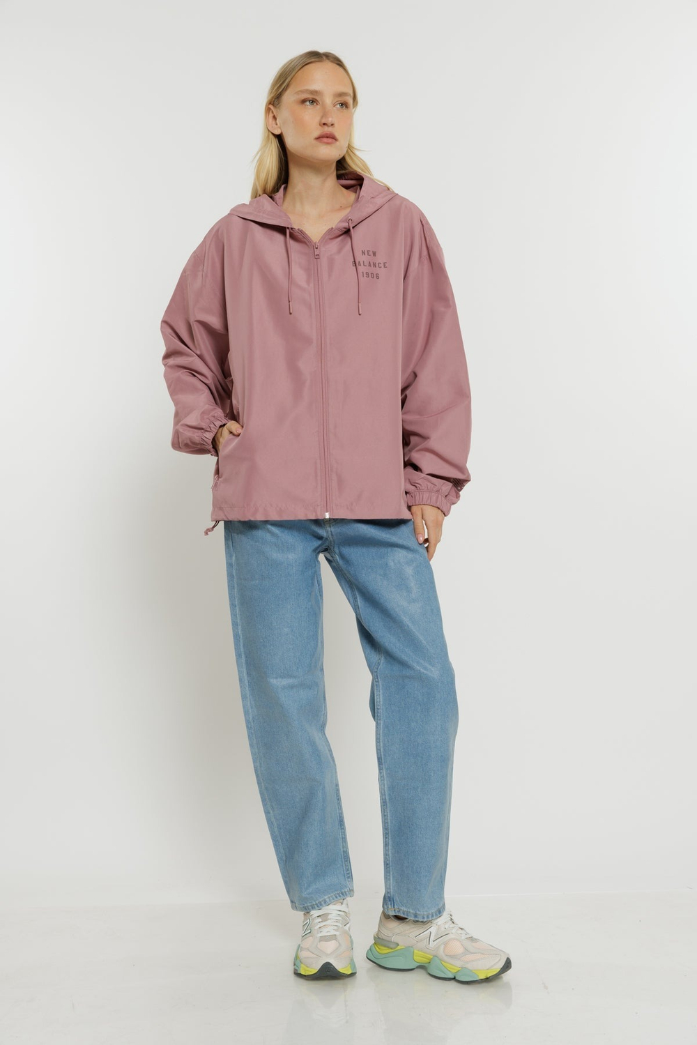 Ветровка женская NEW BALANCE ICONIC COLLEGIATE WOVEN JACKET