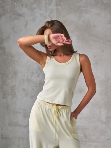 Трикотажный костюм-тройка желтого цвета