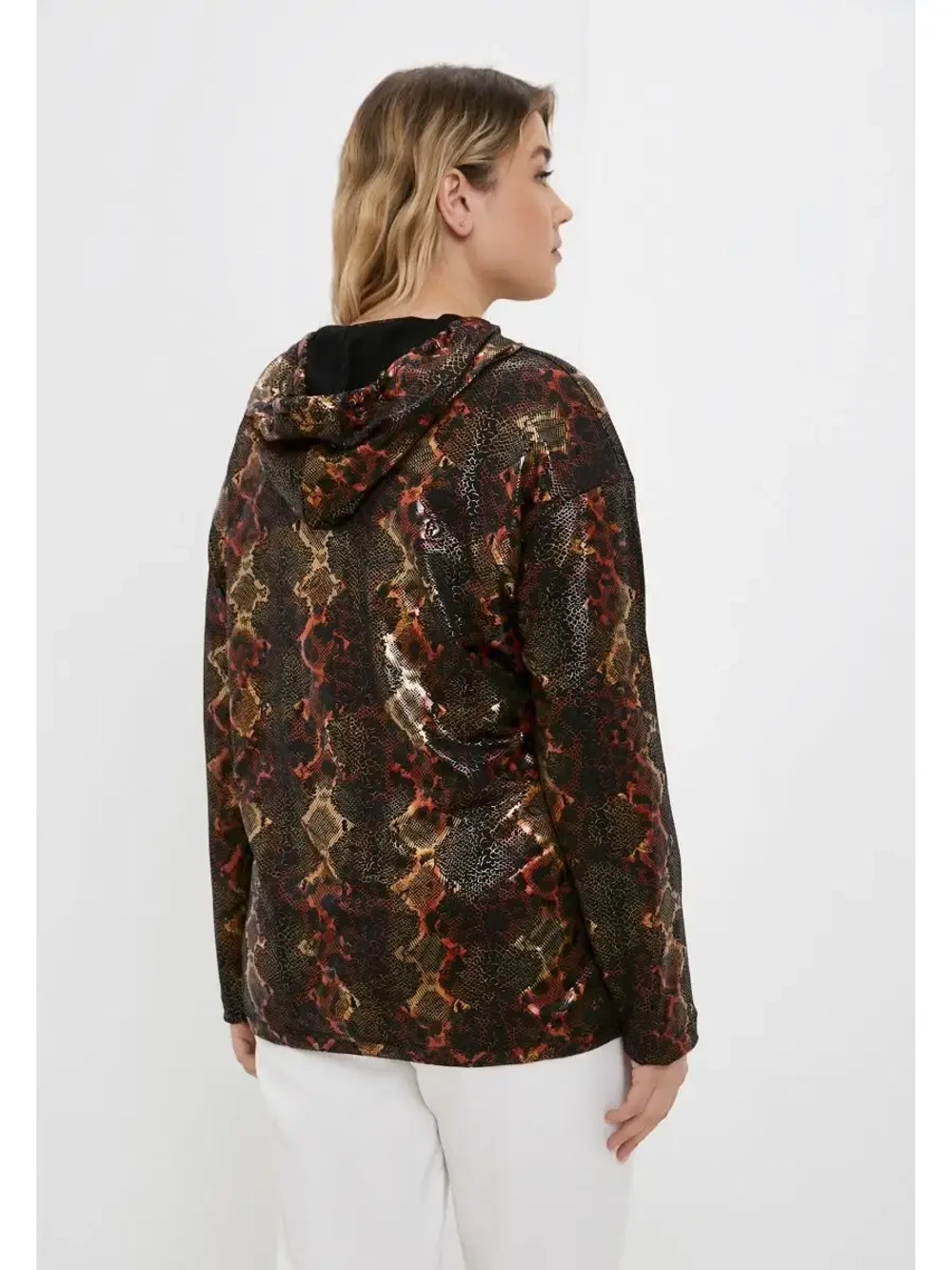 Ветровка с капюшоном