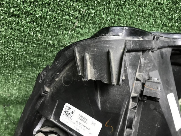 Битая Фара правая Cadillac Escalade 4 (14-20) LED