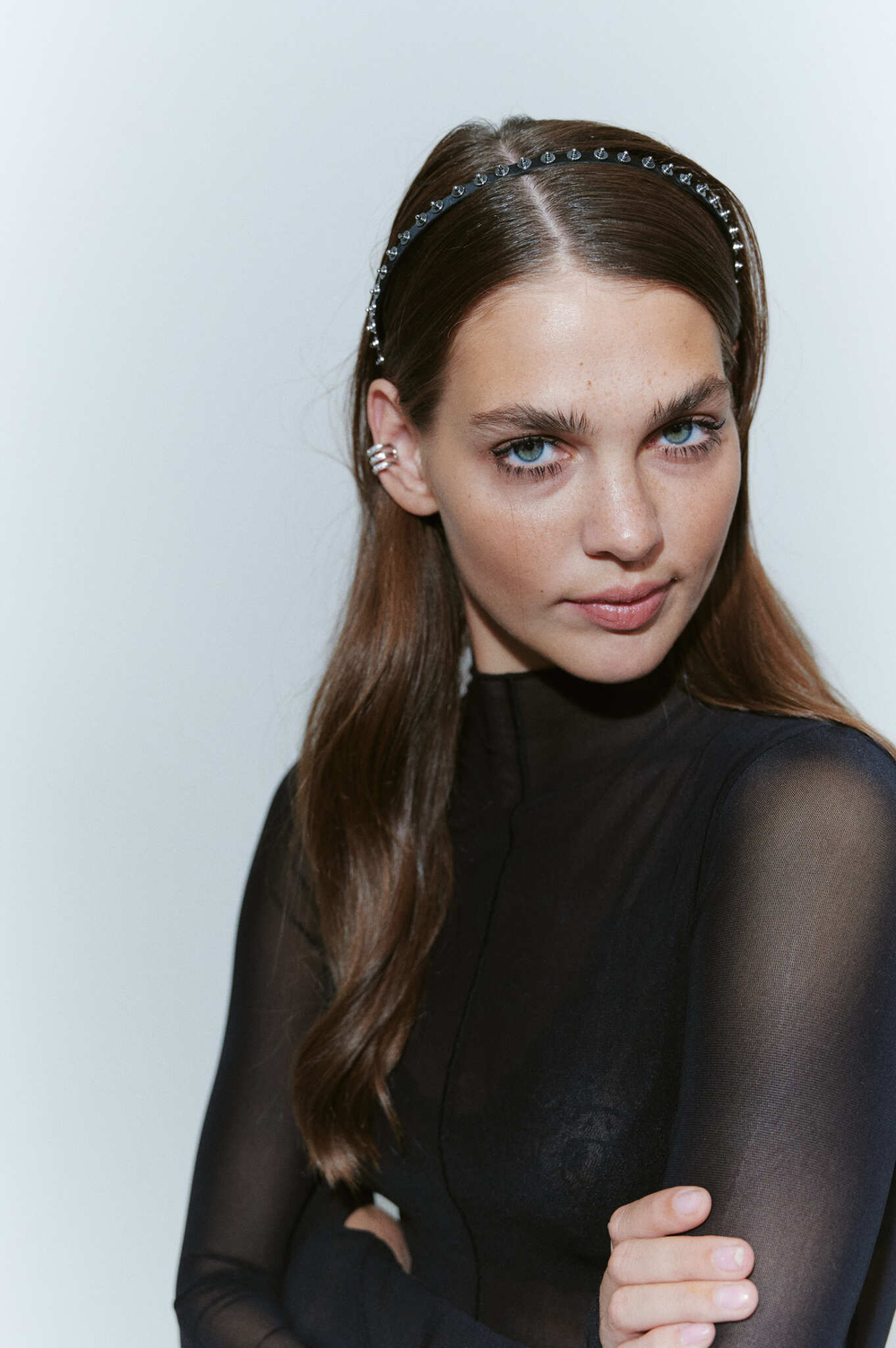 Ободок с мелкими шипами