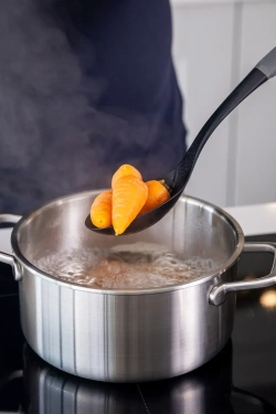 KitchenAid Классическая кухонная ложка с отверстиями серого цвета