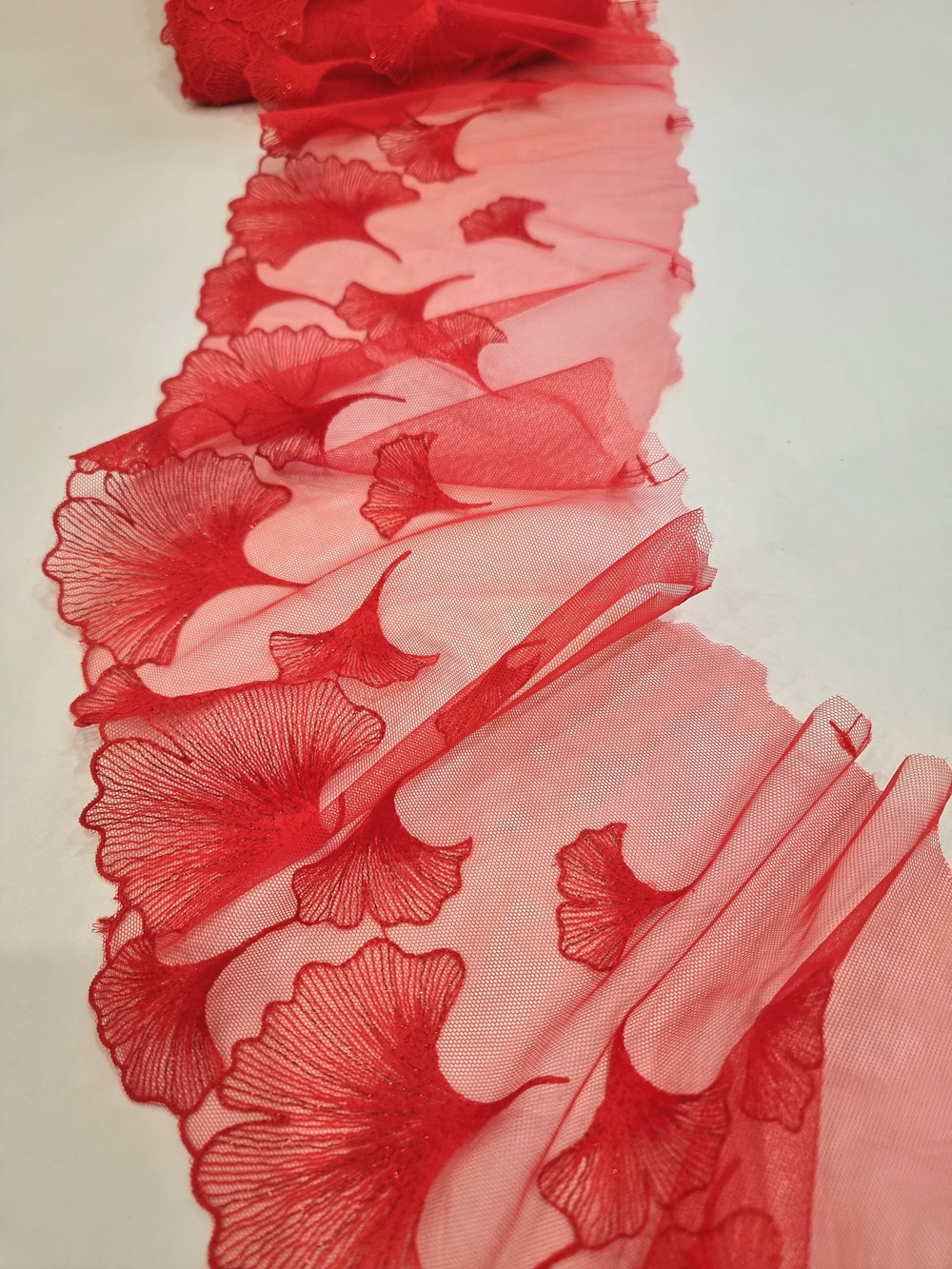 Вышивка на сетке красная К604 левая