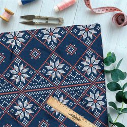 Ткань флис красно-белая вышивка на синем свитере